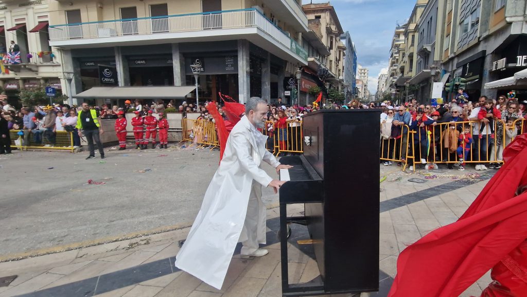 ΠΑΤΡΑ: Εσπασε κάθε ρεκόρ η μεγάλη παρέλαση! ΔΕΙΤΕ ΕΚΑΤΟΝΤΑΔΕΣ ΦΩΤΟ