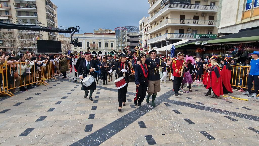 ΠΑΤΡΑ: Εσπασε κάθε ρεκόρ η μεγάλη παρέλαση! ΔΕΙΤΕ ΕΚΑΤΟΝΤΑΔΕΣ ΦΩΤΟ