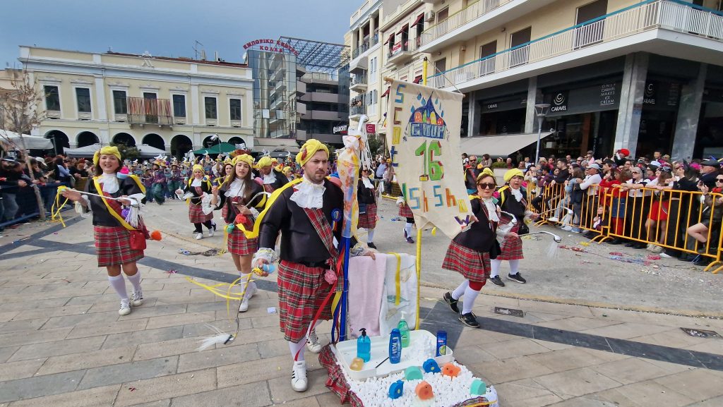 ΠΑΤΡΑ: Εσπασε κάθε ρεκόρ η μεγάλη παρέλαση! ΔΕΙΤΕ ΕΚΑΤΟΝΤΑΔΕΣ ΦΩΤΟ