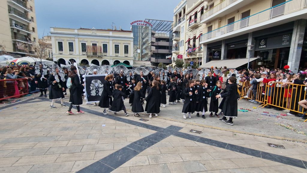 ΠΑΤΡΑ: Εσπασε κάθε ρεκόρ η μεγάλη παρέλαση! ΔΕΙΤΕ ΕΚΑΤΟΝΤΑΔΕΣ ΦΩΤΟ