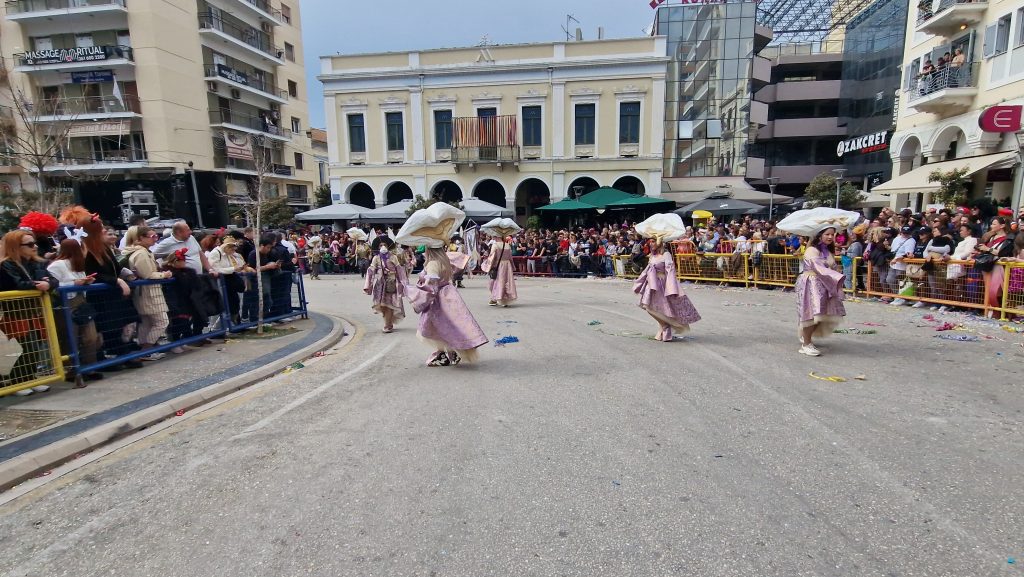 ΠΑΤΡΑ: Εσπασε κάθε ρεκόρ η μεγάλη παρέλαση! ΔΕΙΤΕ ΕΚΑΤΟΝΤΑΔΕΣ ΦΩΤΟ