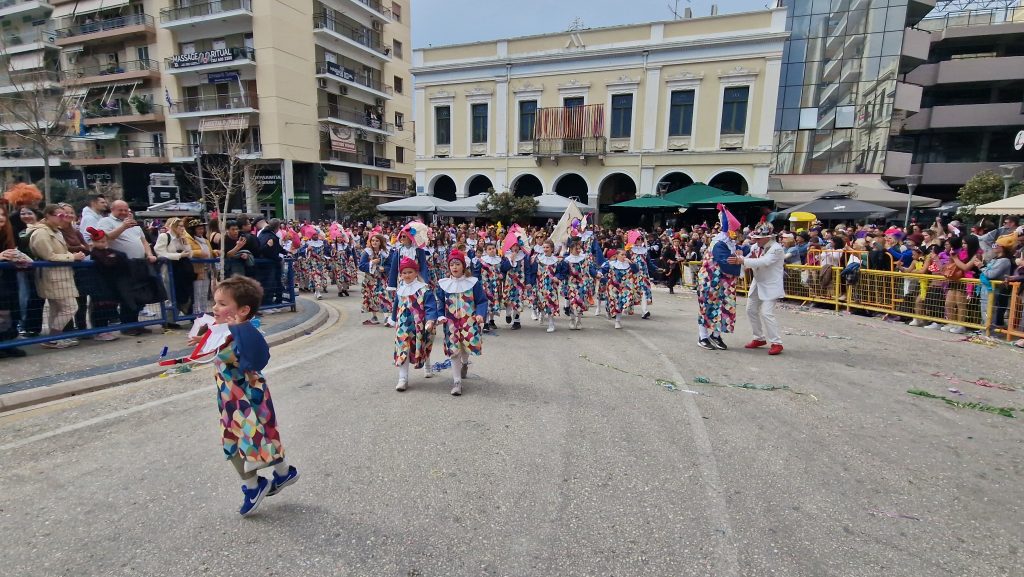 ΠΑΤΡΑ: Εσπασε κάθε ρεκόρ η μεγάλη παρέλαση! ΔΕΙΤΕ ΕΚΑΤΟΝΤΑΔΕΣ ΦΩΤΟ