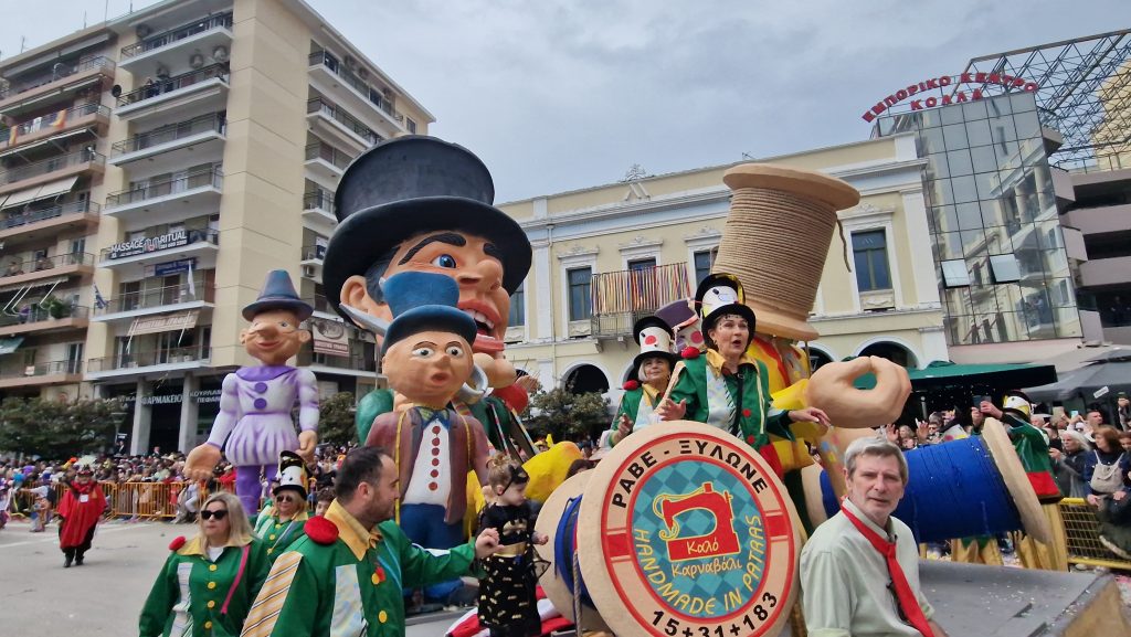 ΠΑΤΡΑ: Εσπασε κάθε ρεκόρ η μεγάλη παρέλαση! ΔΕΙΤΕ ΕΚΑΤΟΝΤΑΔΕΣ ΦΩΤΟ