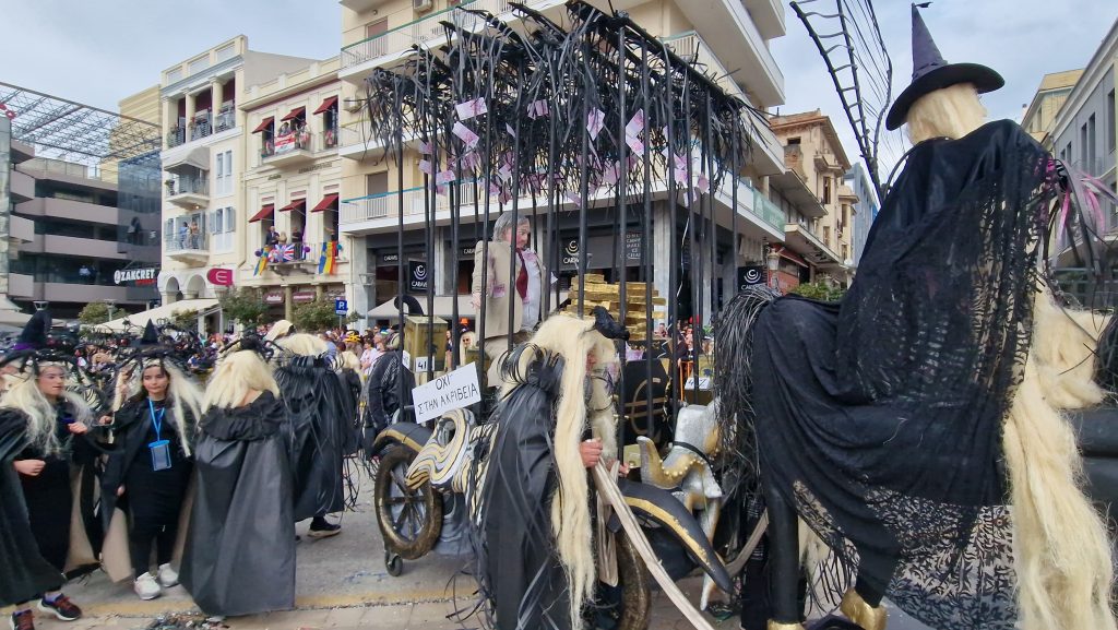 ΠΑΤΡΑ: Εσπασε κάθε ρεκόρ η μεγάλη παρέλαση! ΔΕΙΤΕ ΕΚΑΤΟΝΤΑΔΕΣ ΦΩΤΟ