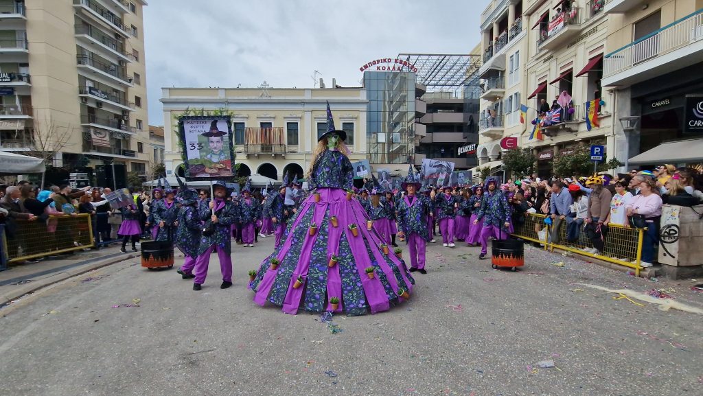 ΠΑΤΡΑ: Εσπασε κάθε ρεκόρ η μεγάλη παρέλαση! ΔΕΙΤΕ ΕΚΑΤΟΝΤΑΔΕΣ ΦΩΤΟ