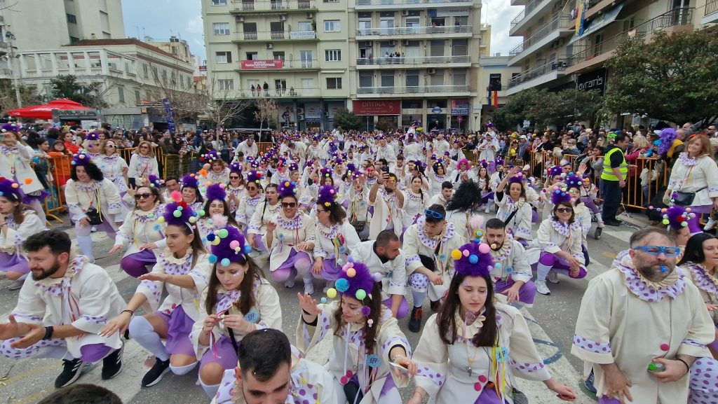 ΠΑΤΡΑ: Εσπασε κάθε ρεκόρ η μεγάλη παρέλαση! ΔΕΙΤΕ ΕΚΑΤΟΝΤΑΔΕΣ ΦΩΤΟ