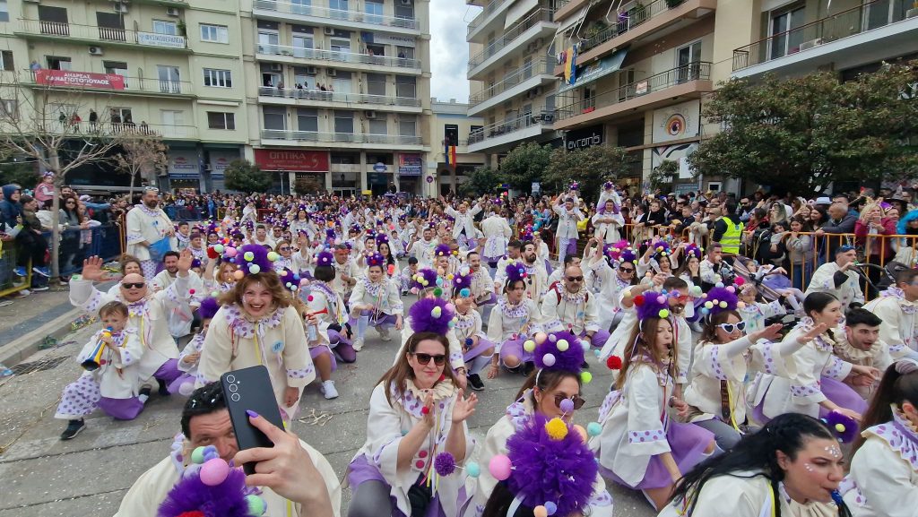 ΠΑΤΡΑ: Εσπασε κάθε ρεκόρ η μεγάλη παρέλαση! ΔΕΙΤΕ ΕΚΑΤΟΝΤΑΔΕΣ ΦΩΤΟ