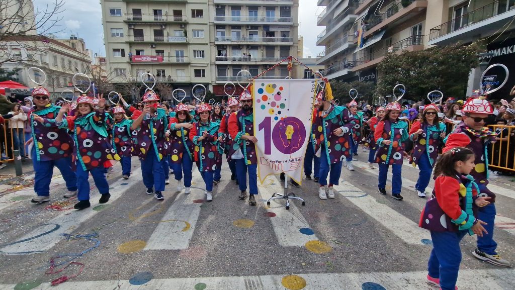 ΠΑΤΡΑ: Εσπασε κάθε ρεκόρ η μεγάλη παρέλαση! ΔΕΙΤΕ ΕΚΑΤΟΝΤΑΔΕΣ ΦΩΤΟ