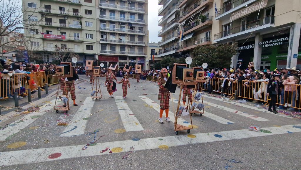 ΠΑΤΡΑ: Εσπασε κάθε ρεκόρ η μεγάλη παρέλαση! ΔΕΙΤΕ ΕΚΑΤΟΝΤΑΔΕΣ ΦΩΤΟ