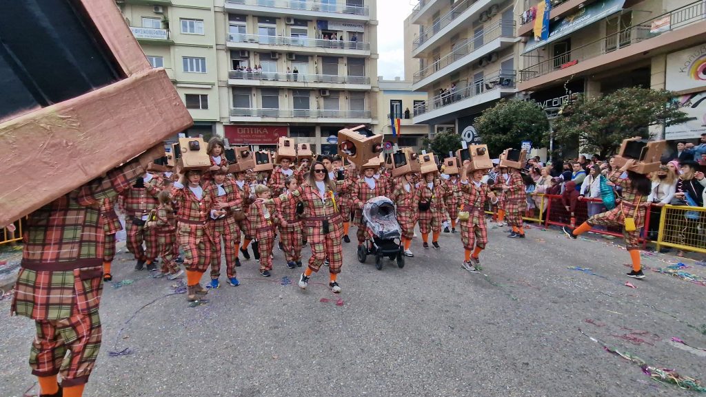 ΠΑΤΡΑ: Εσπασε κάθε ρεκόρ η μεγάλη παρέλαση! ΔΕΙΤΕ ΕΚΑΤΟΝΤΑΔΕΣ ΦΩΤΟ