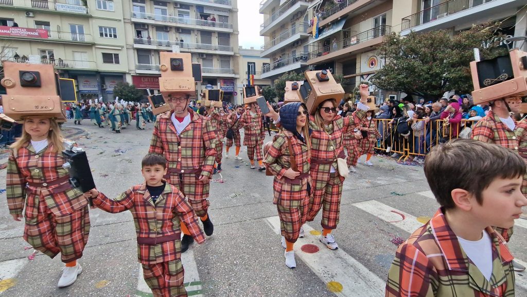 ΠΑΤΡΑ: Εσπασε κάθε ρεκόρ η μεγάλη παρέλαση! ΔΕΙΤΕ ΕΚΑΤΟΝΤΑΔΕΣ ΦΩΤΟ