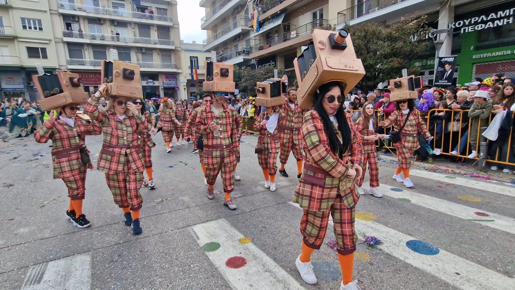 ΠΑΤΡΑ: Εσπασε κάθε ρεκόρ η μεγάλη παρέλαση! ΔΕΙΤΕ ΕΚΑΤΟΝΤΑΔΕΣ ΦΩΤΟ