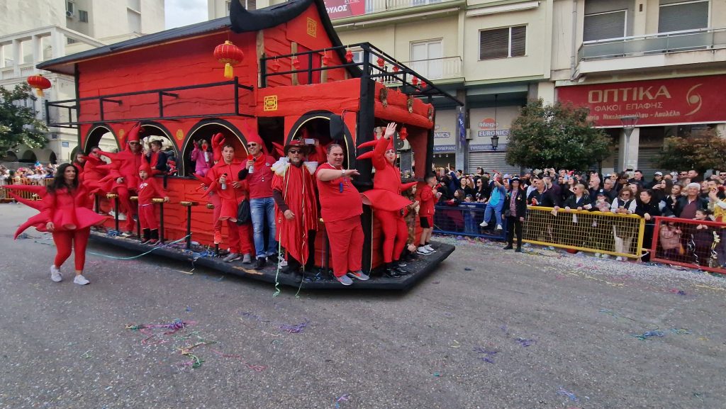 ΠΑΤΡΑ: Εσπασε κάθε ρεκόρ η μεγάλη παρέλαση! ΔΕΙΤΕ ΕΚΑΤΟΝΤΑΔΕΣ ΦΩΤΟ