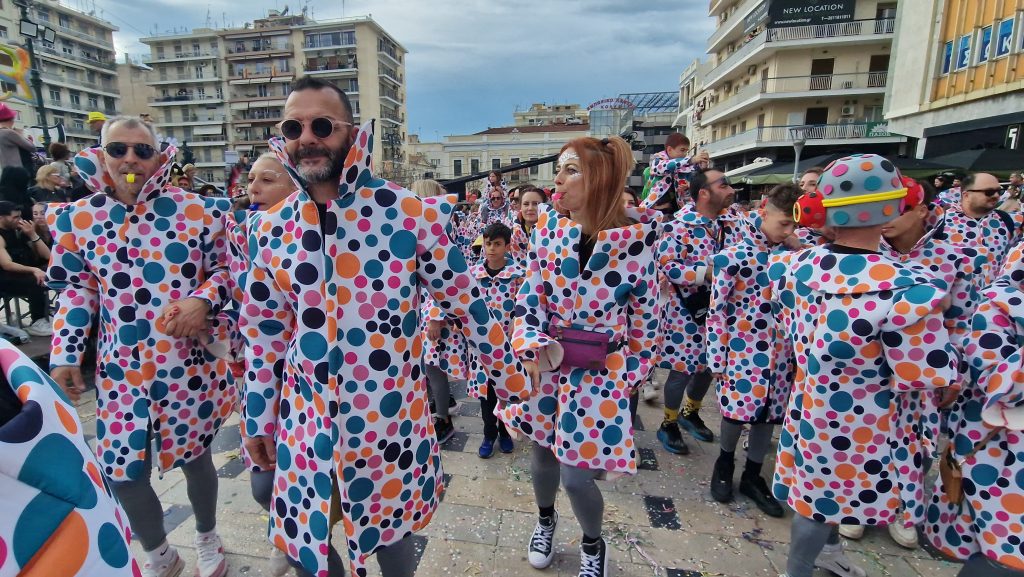 ΠΑΤΡΑ: Εσπασε κάθε ρεκόρ η μεγάλη παρέλαση! ΔΕΙΤΕ ΕΚΑΤΟΝΤΑΔΕΣ ΦΩΤΟ