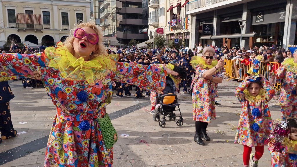 ΠΑΤΡΑ: Εσπασε κάθε ρεκόρ η μεγάλη παρέλαση! ΔΕΙΤΕ ΕΚΑΤΟΝΤΑΔΕΣ ΦΩΤΟ