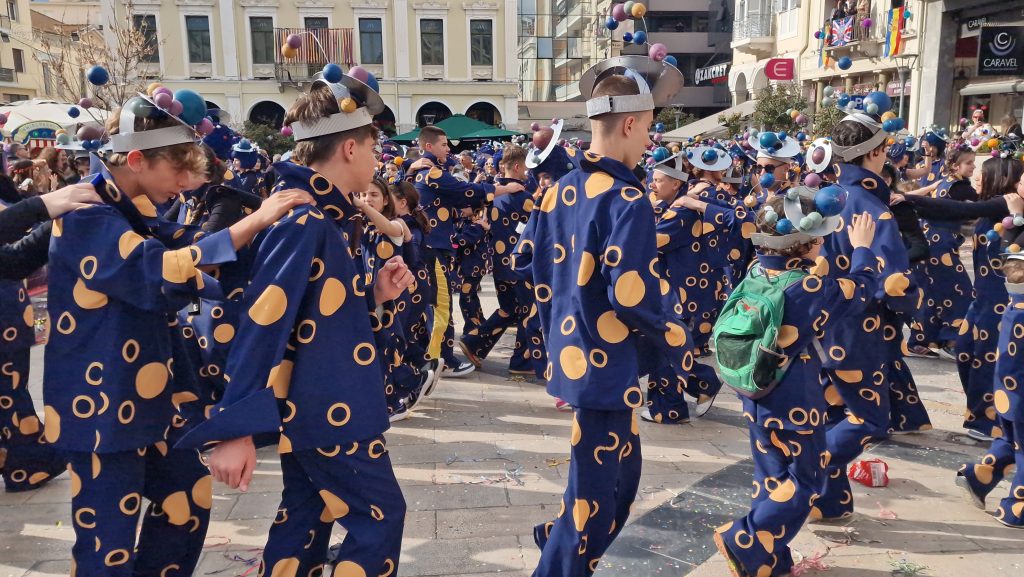 ΠΑΤΡΑ: Εσπασε κάθε ρεκόρ η μεγάλη παρέλαση! ΔΕΙΤΕ ΕΚΑΤΟΝΤΑΔΕΣ ΦΩΤΟ