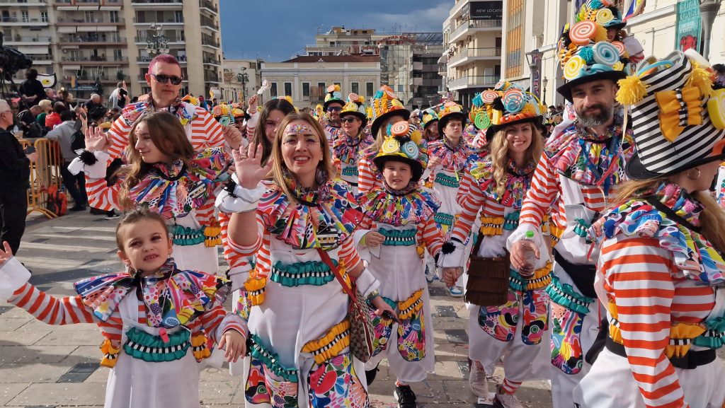 ΠΑΤΡΑ: Εσπασε κάθε ρεκόρ η μεγάλη παρέλαση! ΔΕΙΤΕ ΕΚΑΤΟΝΤΑΔΕΣ ΦΩΤΟ