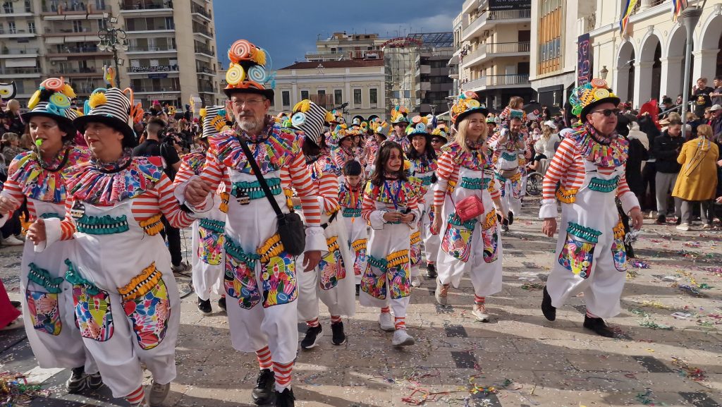 ΠΑΤΡΑ: Εσπασε κάθε ρεκόρ η μεγάλη παρέλαση! ΔΕΙΤΕ ΕΚΑΤΟΝΤΑΔΕΣ ΦΩΤΟ