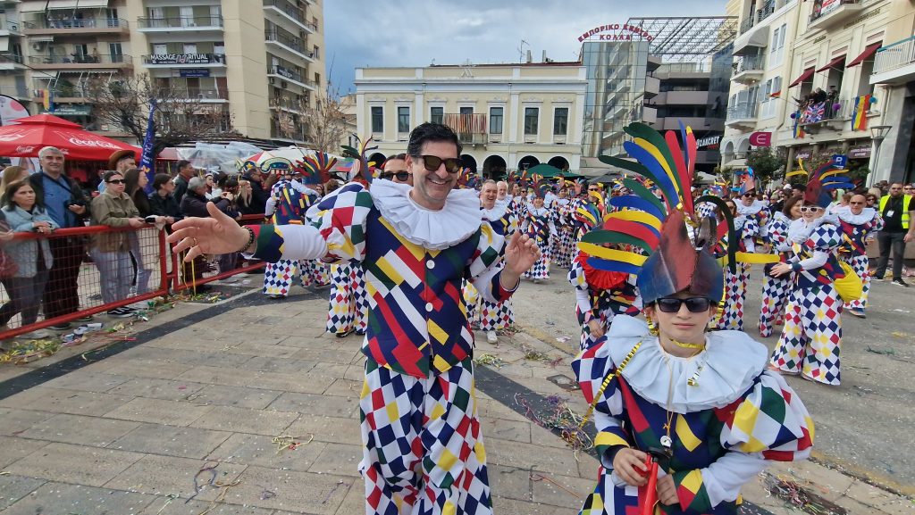 ΠΑΤΡΑ: Εσπασε κάθε ρεκόρ η μεγάλη παρέλαση! ΔΕΙΤΕ ΕΚΑΤΟΝΤΑΔΕΣ ΦΩΤΟ