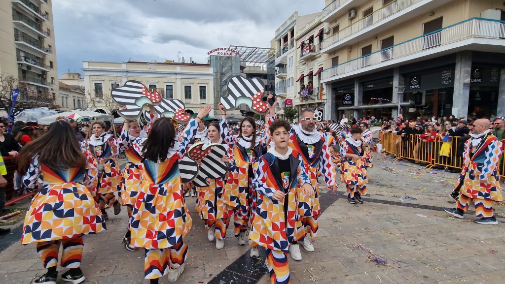 ΠΑΤΡΑ: Εσπασε κάθε ρεκόρ η μεγάλη παρέλαση! ΔΕΙΤΕ ΕΚΑΤΟΝΤΑΔΕΣ ΦΩΤΟ