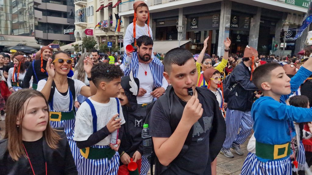 ΠΑΤΡΑ: Εσπασε κάθε ρεκόρ η μεγάλη παρέλαση! ΔΕΙΤΕ ΕΚΑΤΟΝΤΑΔΕΣ ΦΩΤΟ