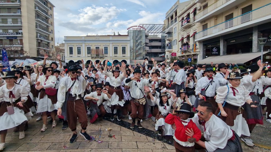 ΠΑΤΡΑ: Εσπασε κάθε ρεκόρ η μεγάλη παρέλαση! ΔΕΙΤΕ ΕΚΑΤΟΝΤΑΔΕΣ ΦΩΤΟ