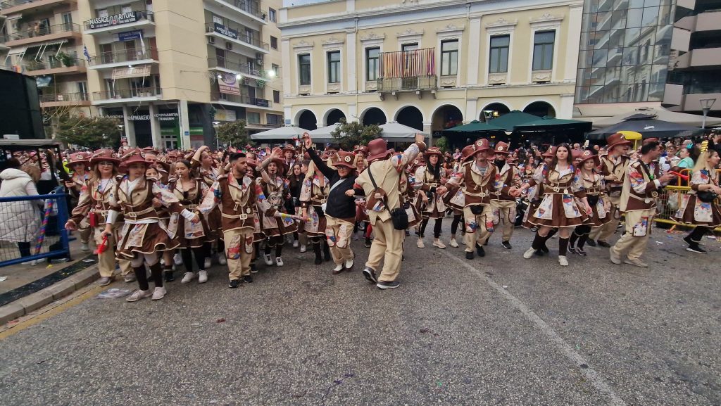 ΠΑΤΡΑ: Εσπασε κάθε ρεκόρ η μεγάλη παρέλαση! ΔΕΙΤΕ ΕΚΑΤΟΝΤΑΔΕΣ ΦΩΤΟ