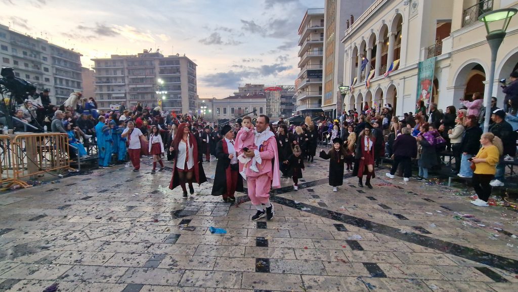 ΠΑΤΡΑ: Εσπασε κάθε ρεκόρ η μεγάλη παρέλαση! ΔΕΙΤΕ ΕΚΑΤΟΝΤΑΔΕΣ ΦΩΤΟ