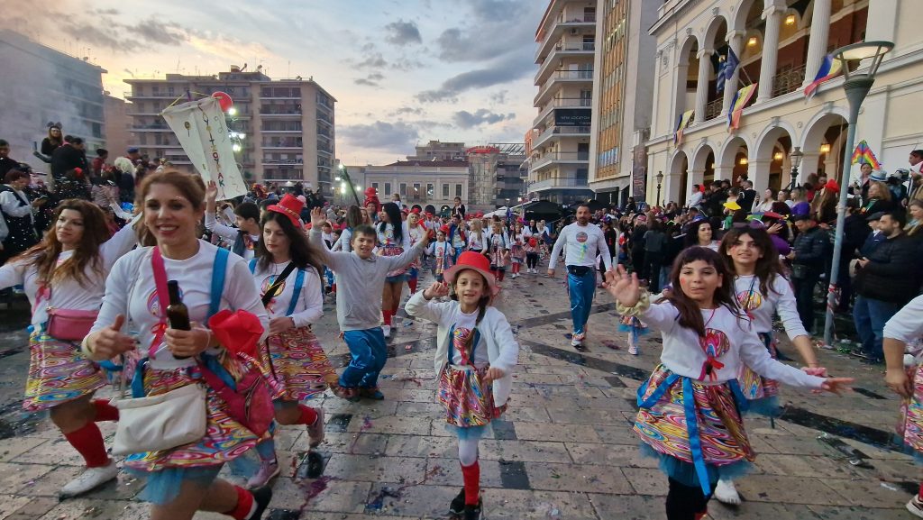 ΠΑΤΡΑ: Εσπασε κάθε ρεκόρ η μεγάλη παρέλαση! ΔΕΙΤΕ ΕΚΑΤΟΝΤΑΔΕΣ ΦΩΤΟ