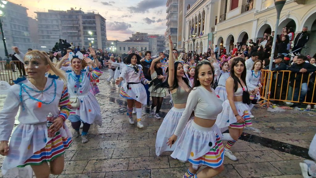 ΠΑΤΡΑ: Εσπασε κάθε ρεκόρ η μεγάλη παρέλαση! ΔΕΙΤΕ ΕΚΑΤΟΝΤΑΔΕΣ ΦΩΤΟ