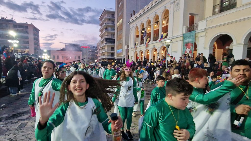 ΠΑΤΡΑ: Εσπασε κάθε ρεκόρ η μεγάλη παρέλαση! ΔΕΙΤΕ ΕΚΑΤΟΝΤΑΔΕΣ ΦΩΤΟ