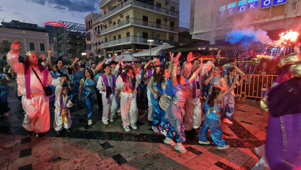 ΠΑΤΡΑ: Εσπασε κάθε ρεκόρ η μεγάλη παρέλαση! ΔΕΙΤΕ ΕΚΑΤΟΝΤΑΔΕΣ ΦΩΤΟ