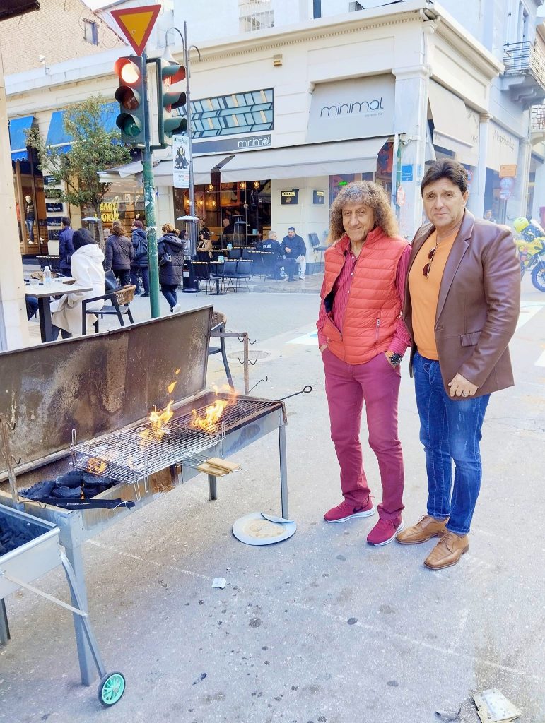 ΔΕΙΤΕ ΦΩΤΟ ΚΑΙ ΒΙΝΤΕΟ: Η Πάτρα ξεκίνησε το τσίκνισμα! Γλέντι με αποκριάτικα στην Πλατεία