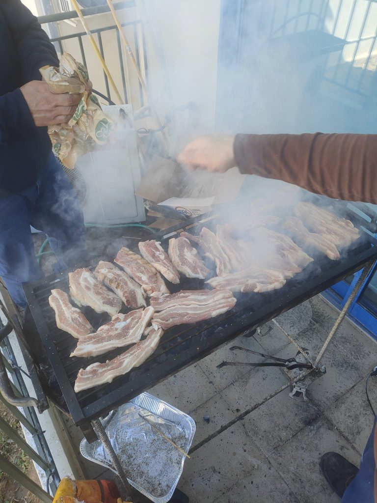 ΔΕΙΤΕ ΦΩΤΟ ΚΑΙ ΒΙΝΤΕΟ: Η Πάτρα ξεκίνησε το τσίκνισμα! Γλέντι με αποκριάτικα στην Πλατεία