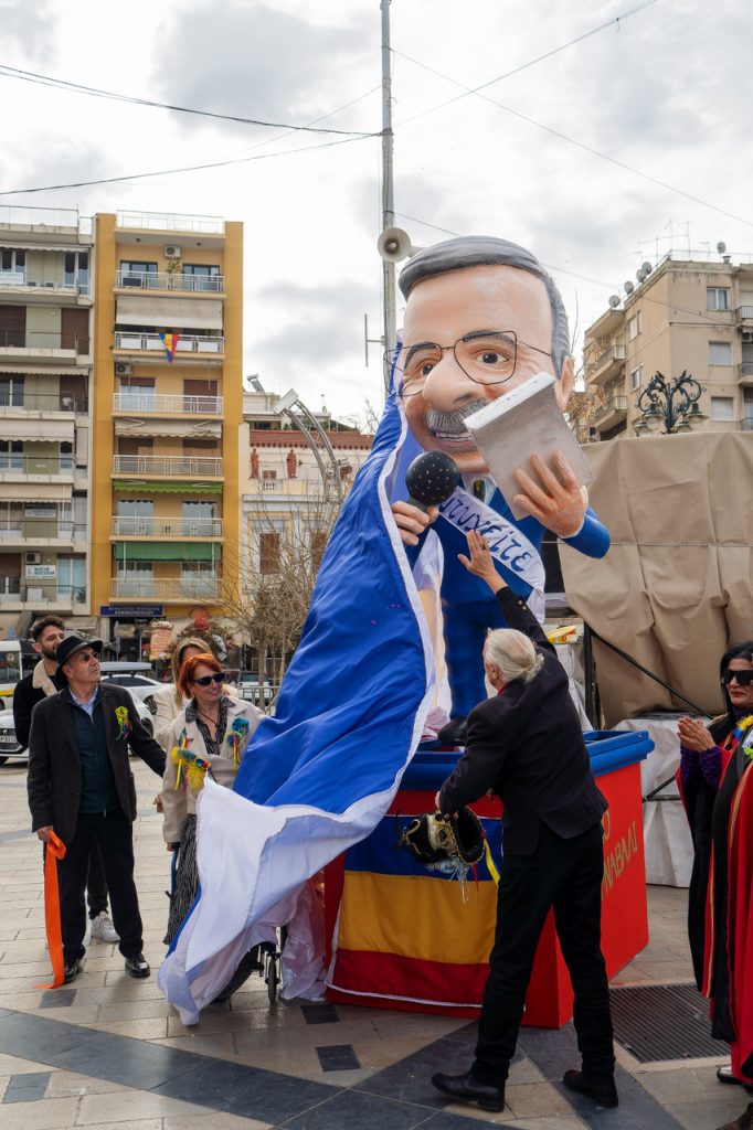 ΦΩΤΟ: Ο Άλκης Στέας με το μικρόφωνό του στην πλατεία Γεωργίου