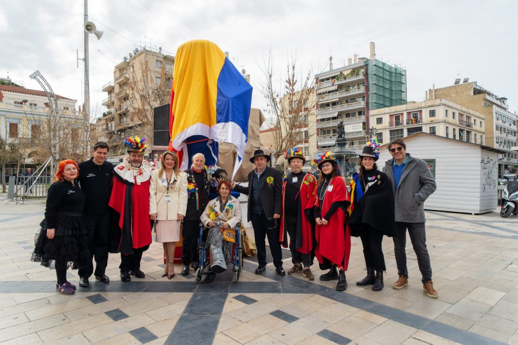 ΦΩΤΟ: Ο Άλκης Στέας με το μικρόφωνό του στην πλατεία Γεωργίου