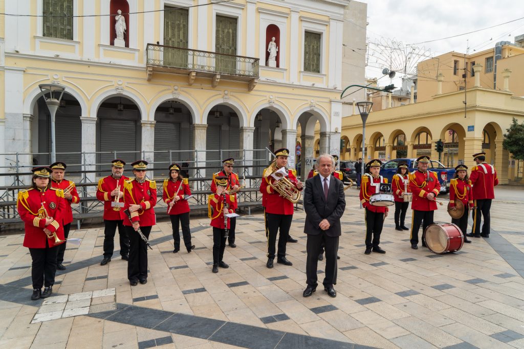 ΦΩΤΟ: Ο Άλκης Στέας με το μικρόφωνό του στην πλατεία Γεωργίου