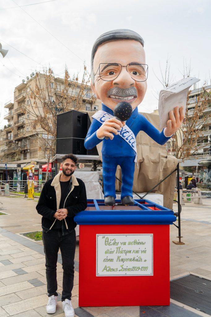 ΦΩΤΟ: Ο Άλκης Στέας με το μικρόφωνό του στην πλατεία Γεωργίου