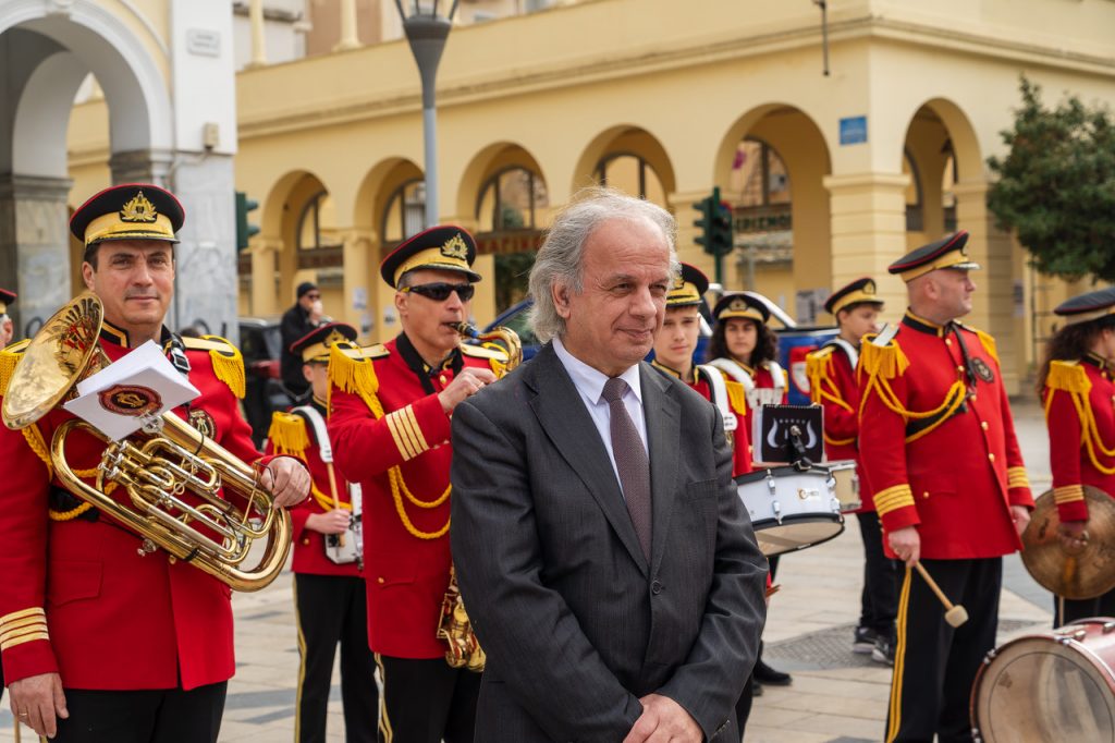 ΦΩΤΟ: Ο Άλκης Στέας με το μικρόφωνό του στην πλατεία Γεωργίου