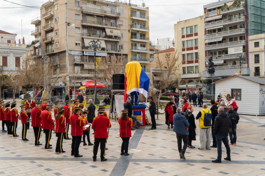 ΦΩΤΟ: Ο Άλκης Στέας με το μικρόφωνό του στην πλατεία Γεωργίου