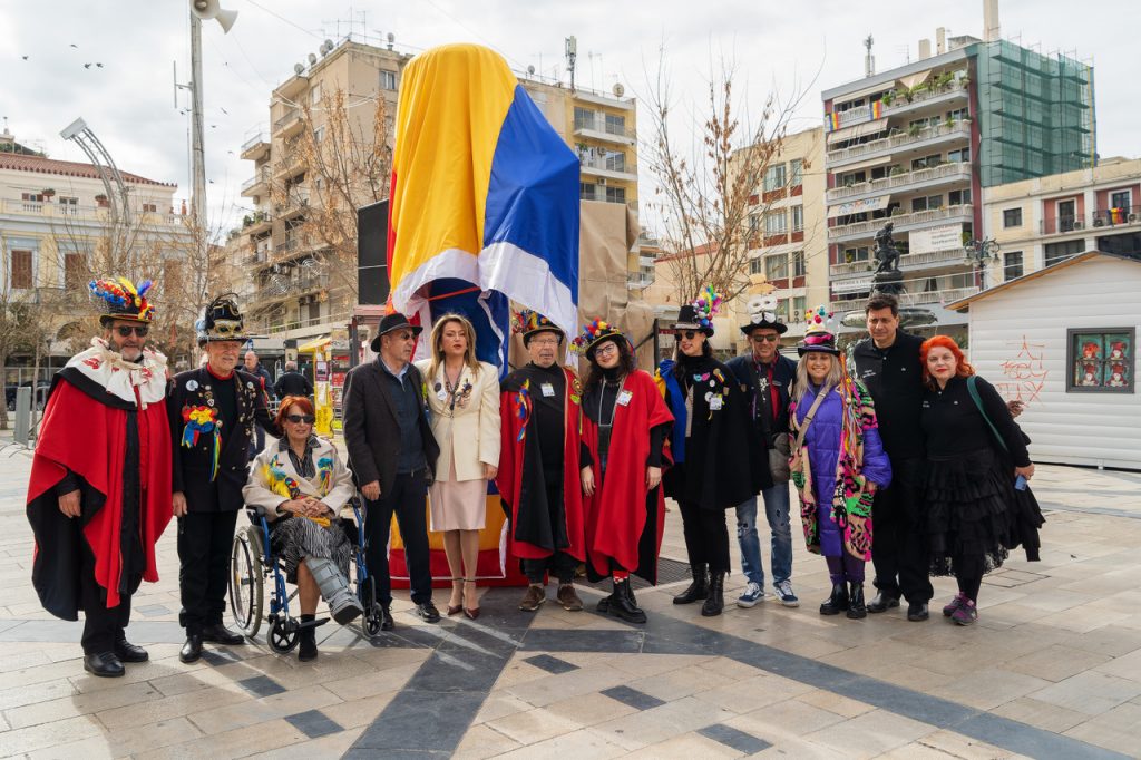 ΦΩΤΟ: Ο Άλκης Στέας με το μικρόφωνό του στην πλατεία Γεωργίου