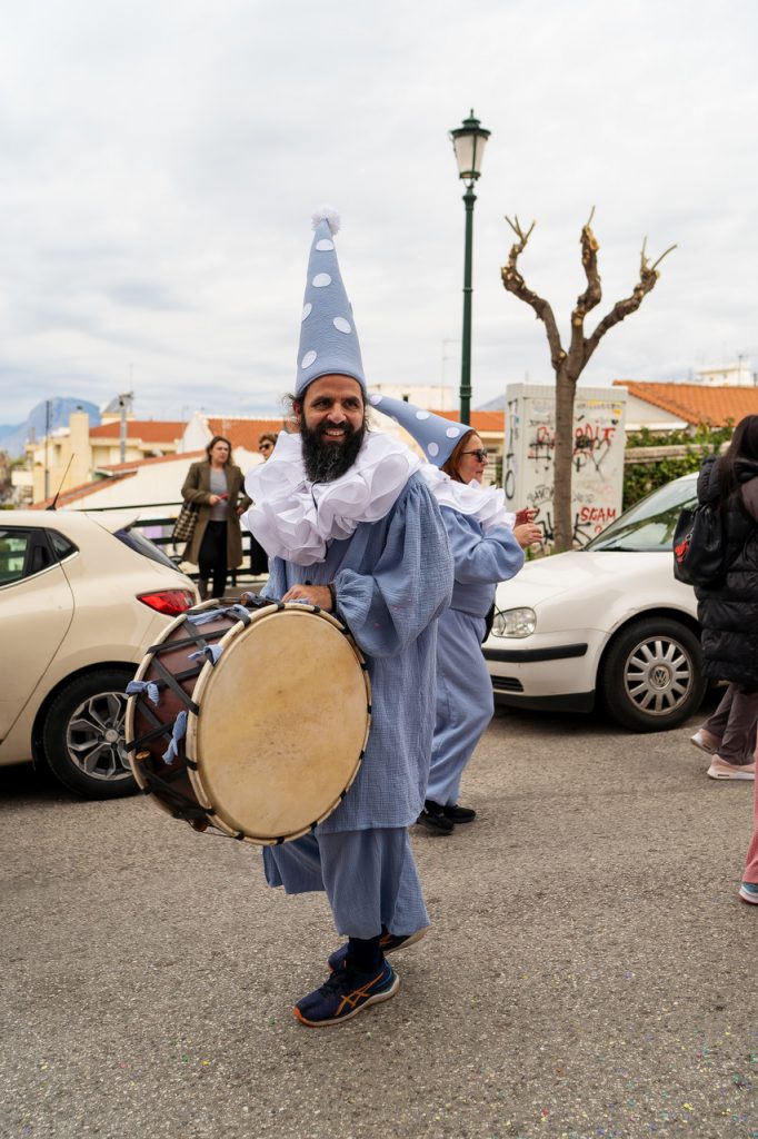 Τεράστια «Παρέλαση από Κούνια» με παιδιά προσχολικής ηλικίας στην έναρξη της Καρναβαλούπολης στα Υψηλά Αλώνια