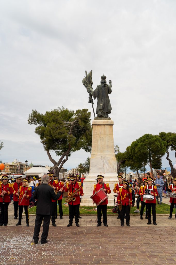 Τεράστια «Παρέλαση από Κούνια» με παιδιά προσχολικής ηλικίας στην έναρξη της Καρναβαλούπολης στα Υψηλά Αλώνια