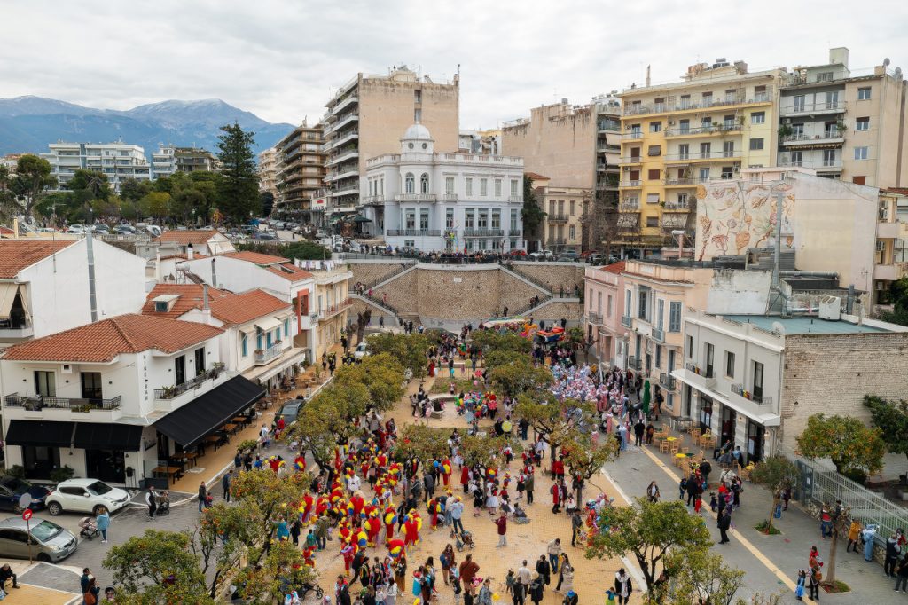 Τεράστια «Παρέλαση από Κούνια» με παιδιά προσχολικής ηλικίας στην έναρξη της Καρναβαλούπολης στα Υψηλά Αλώνια