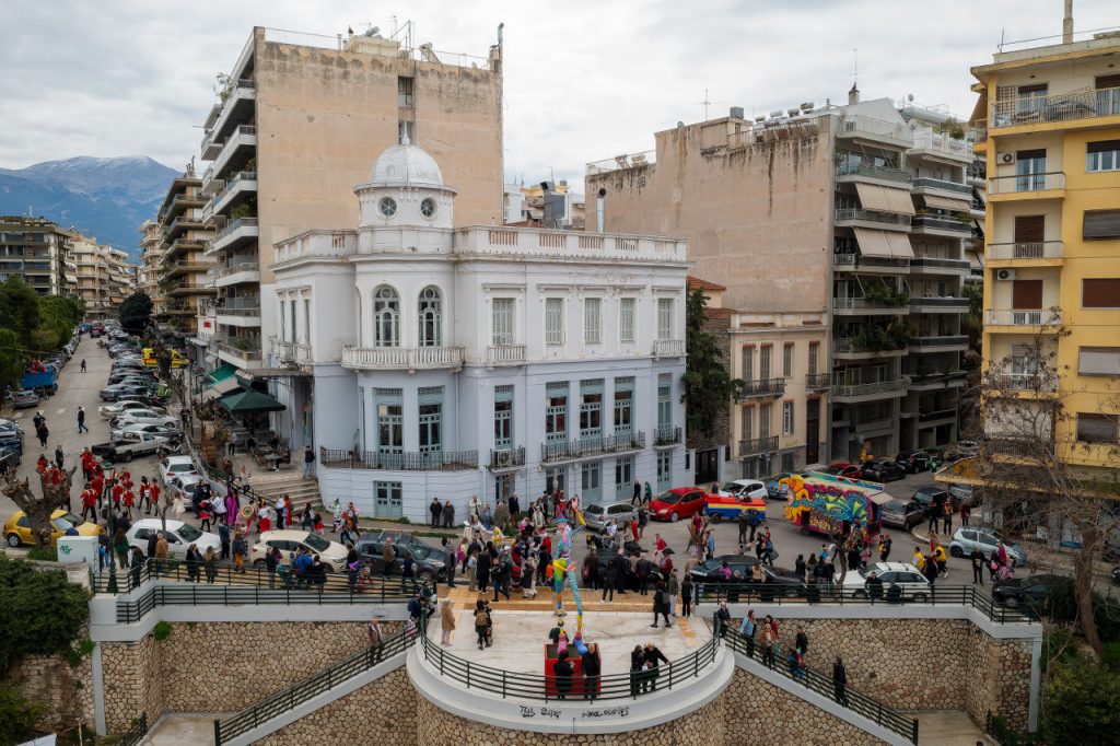 Τεράστια «Παρέλαση από Κούνια» με παιδιά προσχολικής ηλικίας στην έναρξη της Καρναβαλούπολης στα Υψηλά Αλώνια