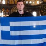 Άνοιξε την ελληνική σημαία μέσα στην Αγία Σοφία - «Θύελλα» αντιδράσεων στην Τουρκία