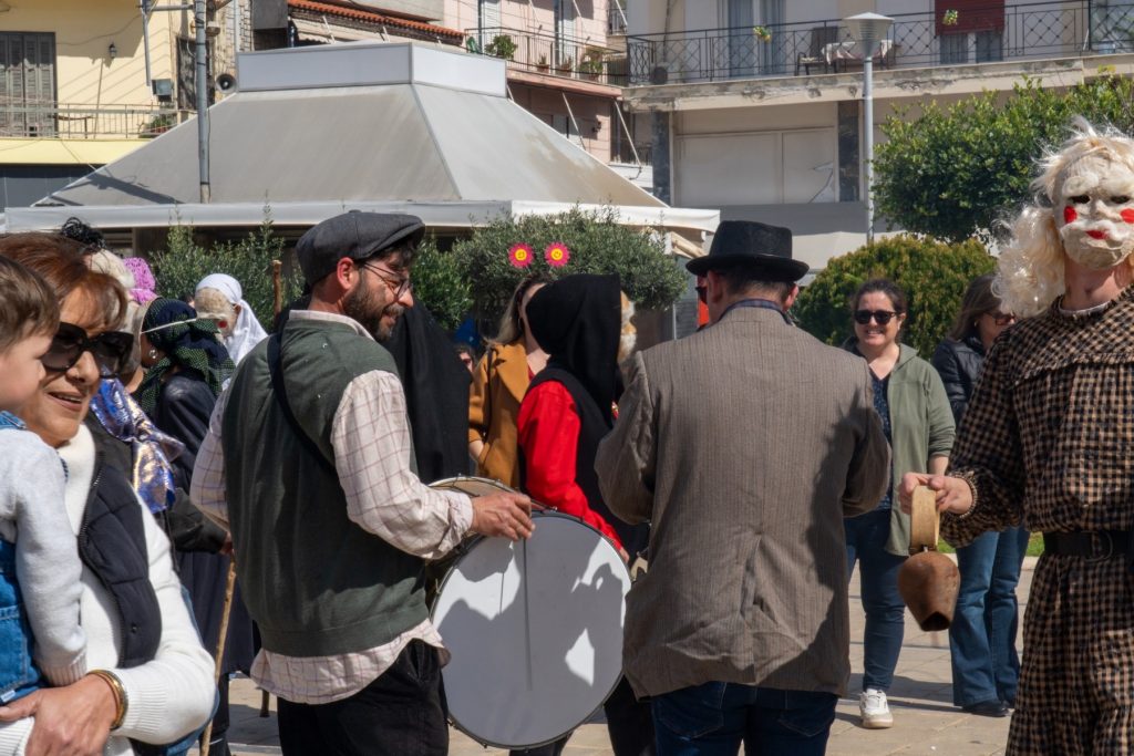 ΔΕΙΤΕ ΠΟΛΛΕΣ ΦΩΤΟ: Το 'ριξε στον χορό και ο Δήμαρχος