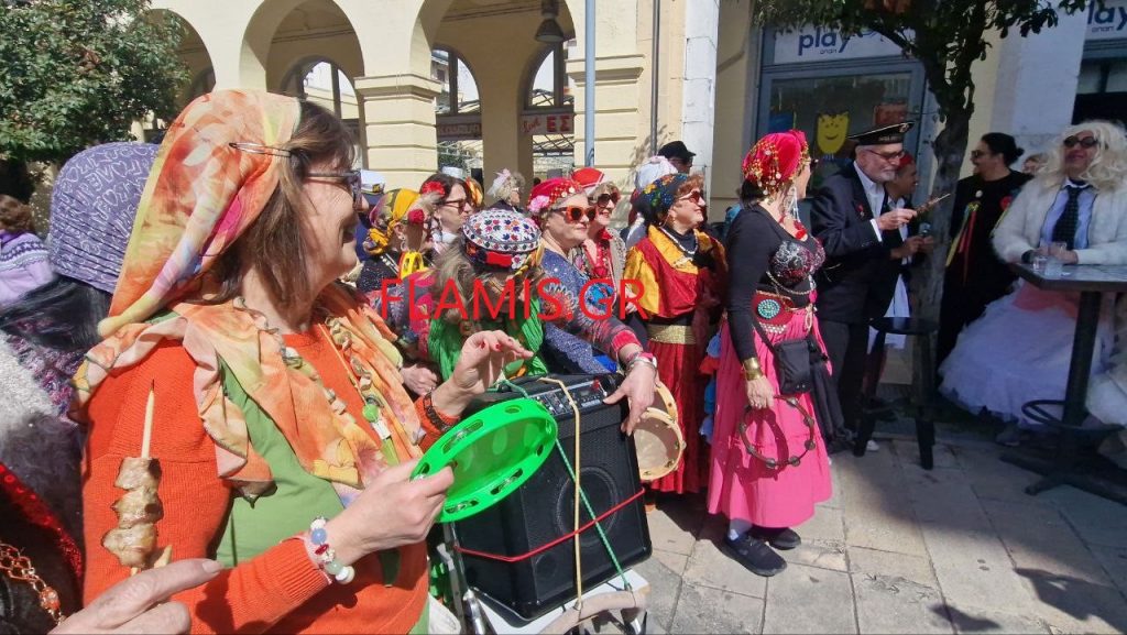 ΔΕΙΤΕ ΦΩΤΟ ΚΑΙ ΒΙΝΤΕΟ: Η επέλαση των τσιγγάνων - σφηγκών στην Πάτρα της Τσικνοπέμπτης