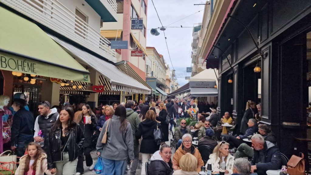 ΔΕΙΤΕ ΦΩΤΟ: Πατείς με πατώ σε στον πεζόδρομο της καρναβαλικής Ρήγα Φεραίου