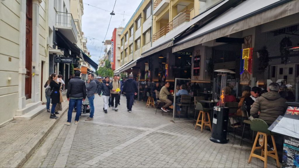 ΔΕΙΤΕ ΦΩΤΟ: Πατείς με πατώ σε στον πεζόδρομο της καρναβαλικής Ρήγα Φεραίου